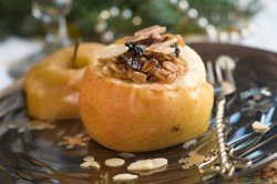 Запеченное яблоко с изюмом
